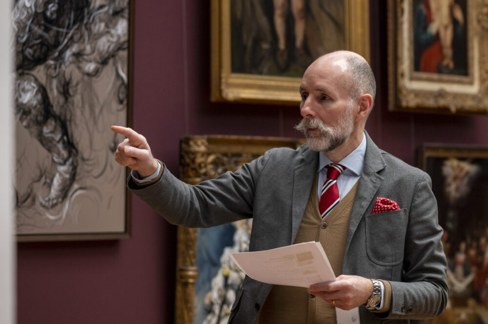 Der Künstler Glenn Brown in der Ausstellung im Landesmuseum.