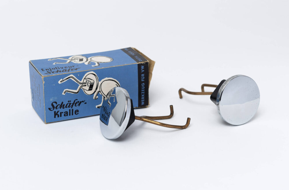 Foto zweier Radkappenabzieher mit Namen 