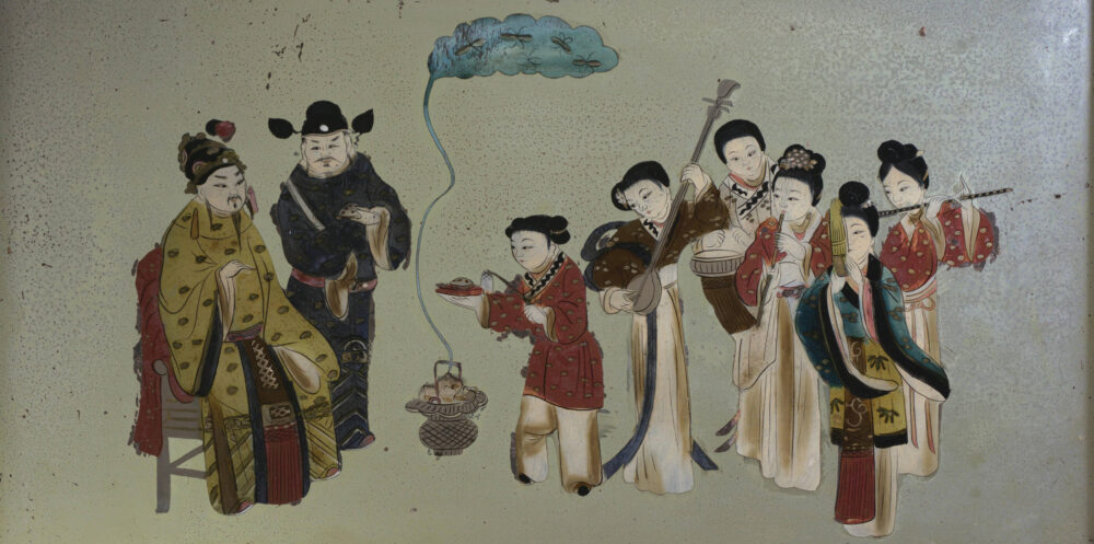 Foto einer chinesischen Glasmalerei, die einen sitzenden Herrn zeigt mit zwei Dienern und fünf Musikerinnen.