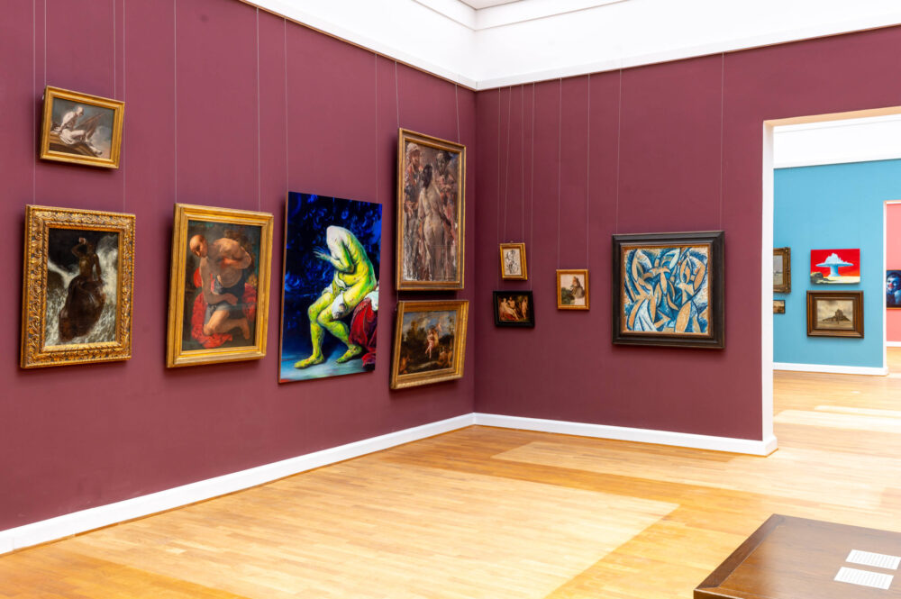 Eine dukelrote Wand mit Werken aus der Sammlung der Landesgalerie und von Glenn Brown.