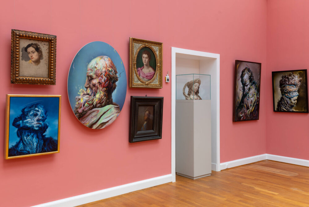 Eine pinkfarbene Wand mit Werken aus der Sammlung der Landesgalerie und von Glenn Brown.
