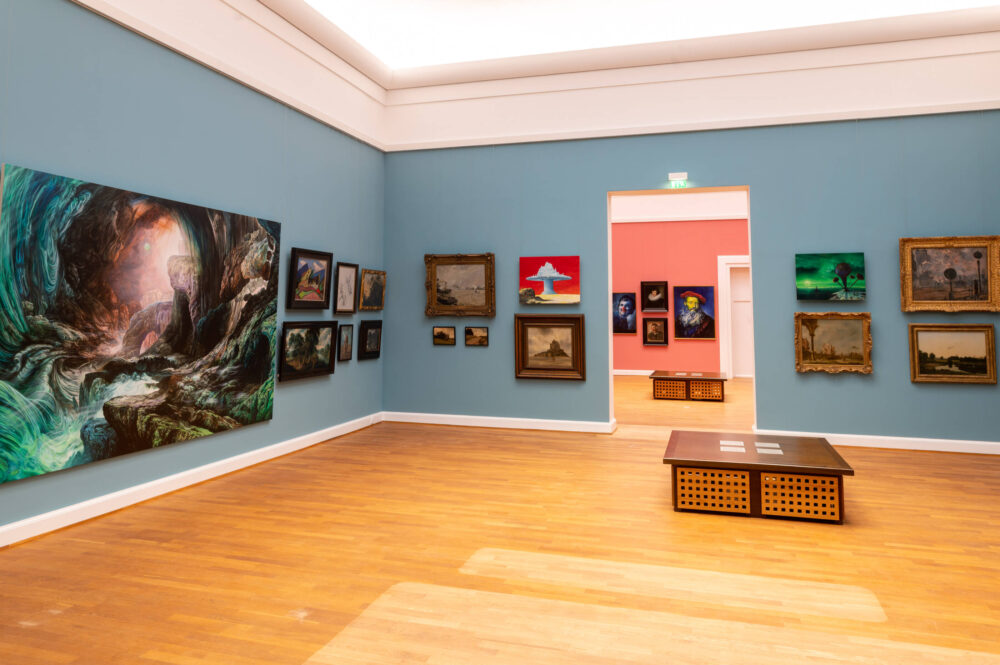Blick in einen blau gestrichenen Saal der Kunstausstellung 