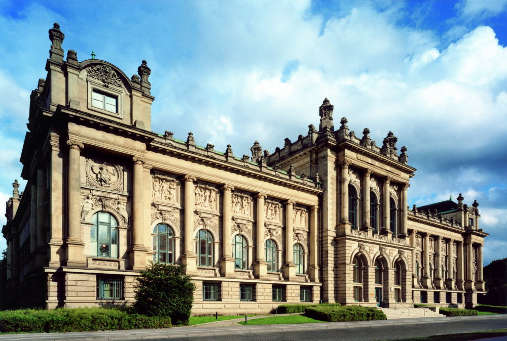 Das heutige Museumsgebäude am Maschpark von außen bei Sonnenschein.