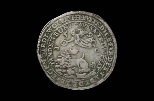 Die Rückseite der Münze zeigt den Herzog als Löwen, der einen Steinbock zerreißt und von einem Engel oder der Personifikation der Gerechtigkeit bekrönt wird. 