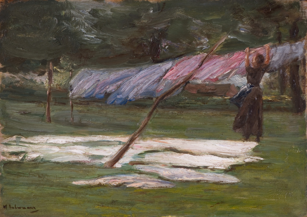 Ölgemälde einer Frau, die Wäsche auf eine Leine hängt, die Umgebung ist in dunkelgrün gehalten, es wirkt, als wehe ein starker Wind.