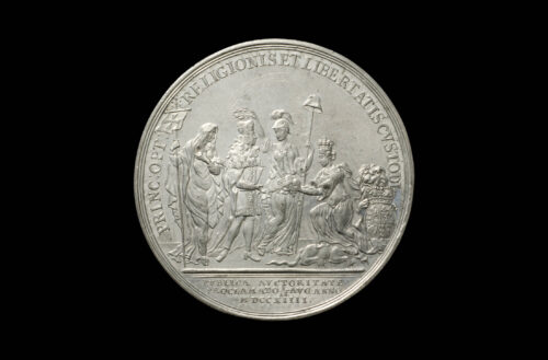Auf der Rückseite ist Georg I. mit Religio, Libertas und Britannia und dem historischen Wappen Großbritanniens abgebildet.