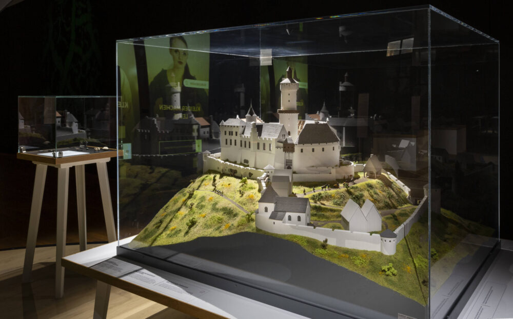 Das Modell einer Ritterburg in einer Virtine innerhalb der Ausstellung 